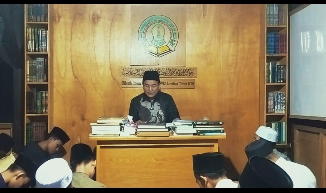 Pimpinan Ribath Imam Al-Ghozali sedang mengisi kajian kitab bersama para Santri