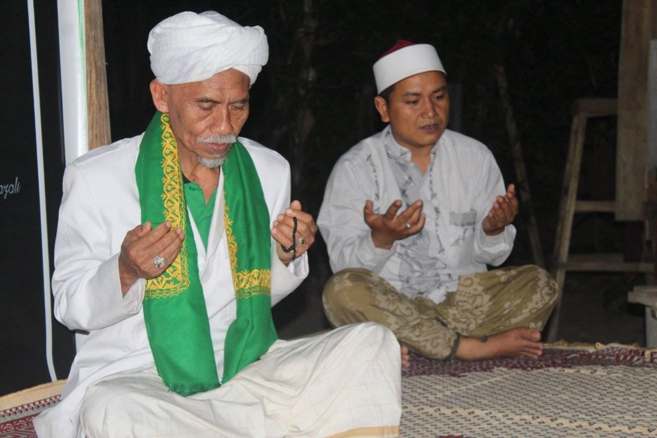 TGH. Muhammad Yusuf Ma'mun murid setia TGKH. Muhammad Zainuddin Abdul Madjid  bersama Ust. Munawir Ghozali