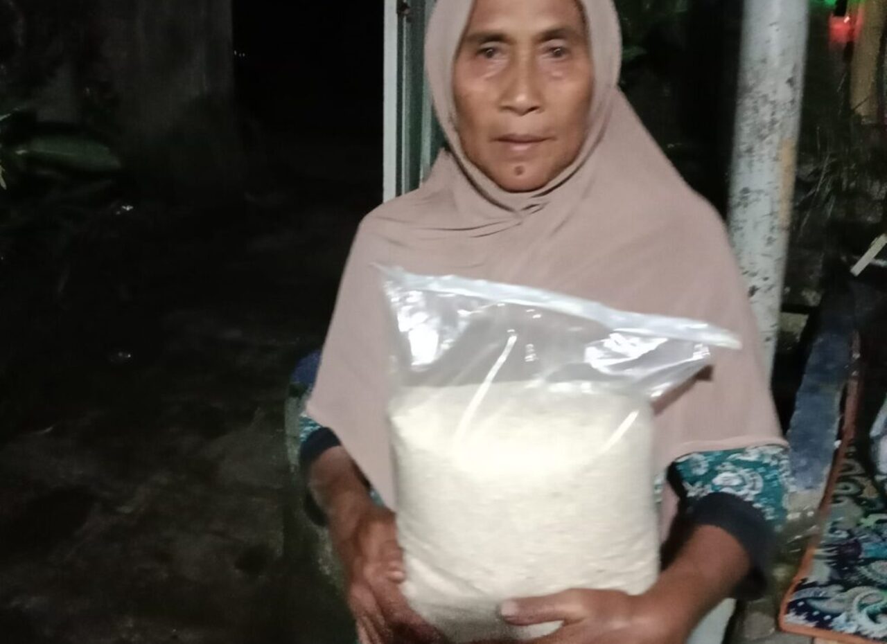 Membantu Masyarakat Miskin