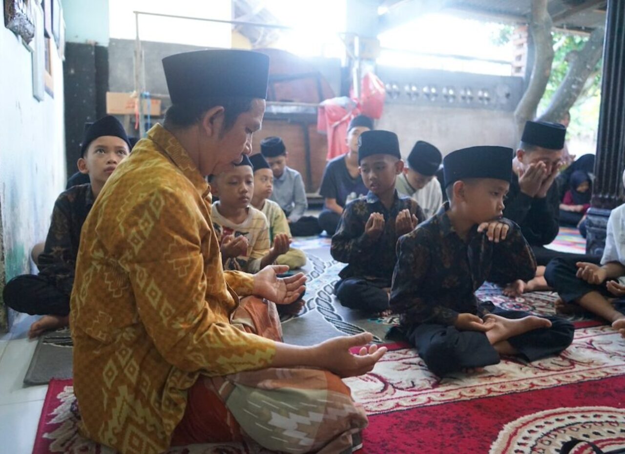 Pemberian Al-Qur'an dan Santunan Uang