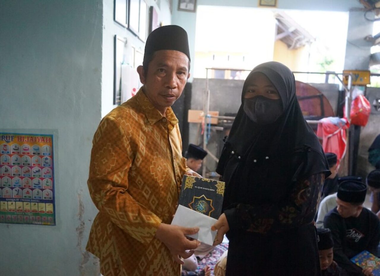 Pemberian Al-Qur'an dan Santunan Uang