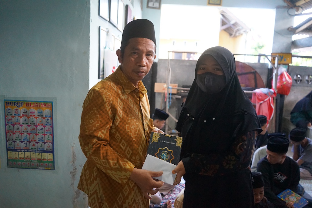 Pemberian Al-Qur'an dan Santunan Uang Tunai Pemberian Al-Qur'an dan Santunan Uang Tunai