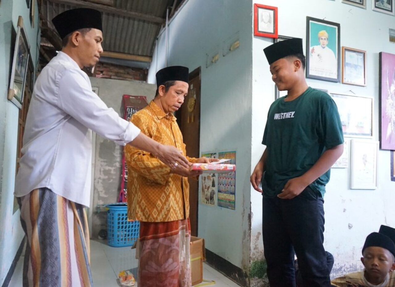 Pemberian Al-Qur'an dan Santunan Uang