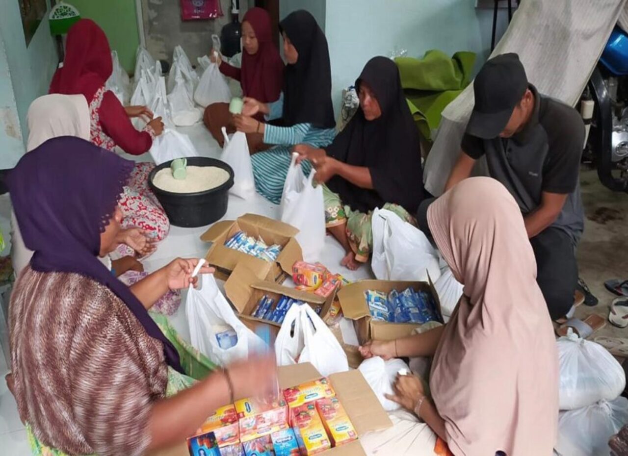 Kegiatan rutin packing bahan santunan bulanana