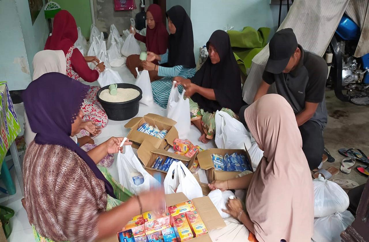 Kegiatan Rutin Bulanan LKSA Daarul Falaah Packing Beras Jimpitan untuk Santunan
