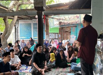 Dr. Andar sedang memotivasi anak dan wali asuh