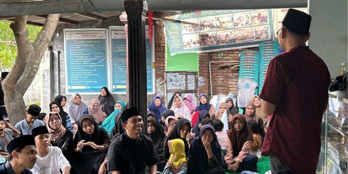 Dr. Andar sedang memotivasi anak dan wali asuh