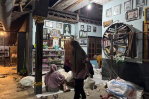 proses memindah beras yang sudah di packing